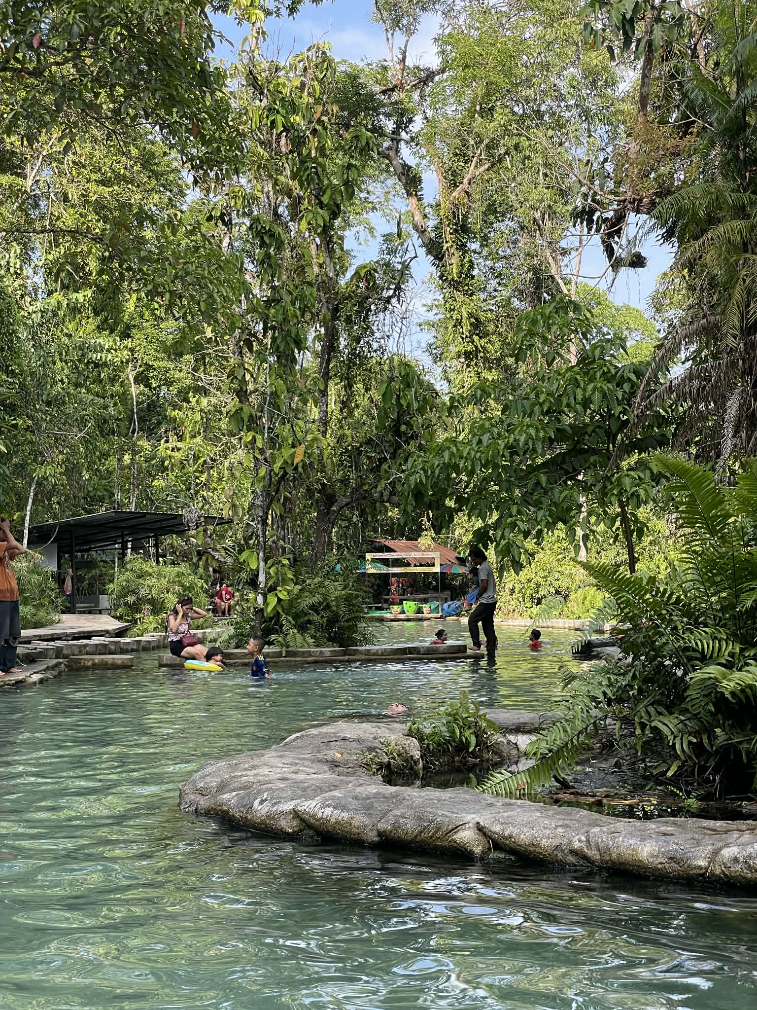 🛶 “ล่องเรือชมป่า เล่นน้ำใสที่บ้านน้ำราด ฟีลดีเกินต้าน“💦
